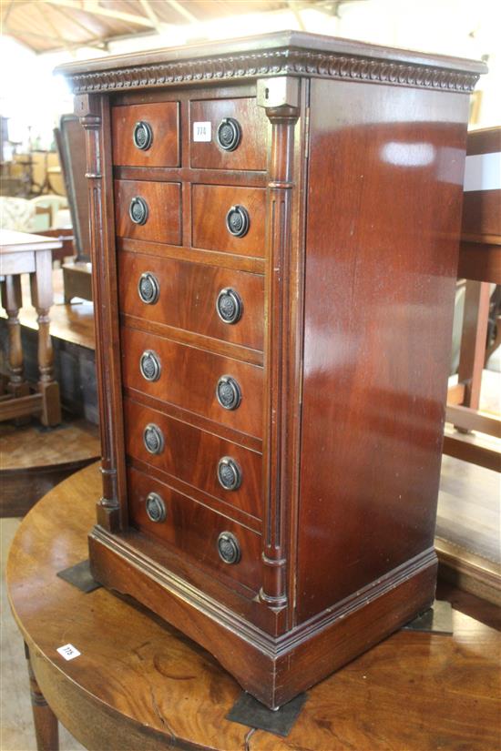 Small mahogany Wellington chest